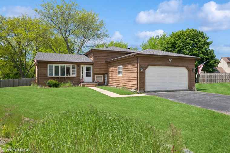 Photo of 4832 Crest Ct Waukegan, IL 60087