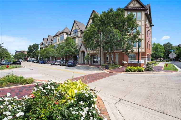 Photo of 450 S 1st St #208 St. Charles, IL 60174