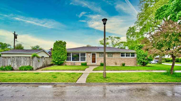 Photo of 7625 N Karlov Ave Skokie, IL 60076