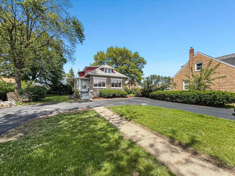 Photo of 2914 Ridge Rd Lansing, IL 60438