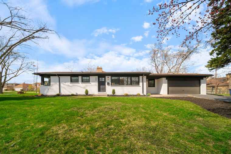 Photo of 220 E Washington St Des Plaines, IL 60016
