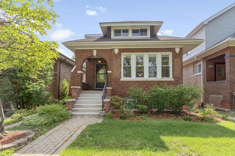 Photo of 936 N Ridgeland Ave Oak Park, IL 60302