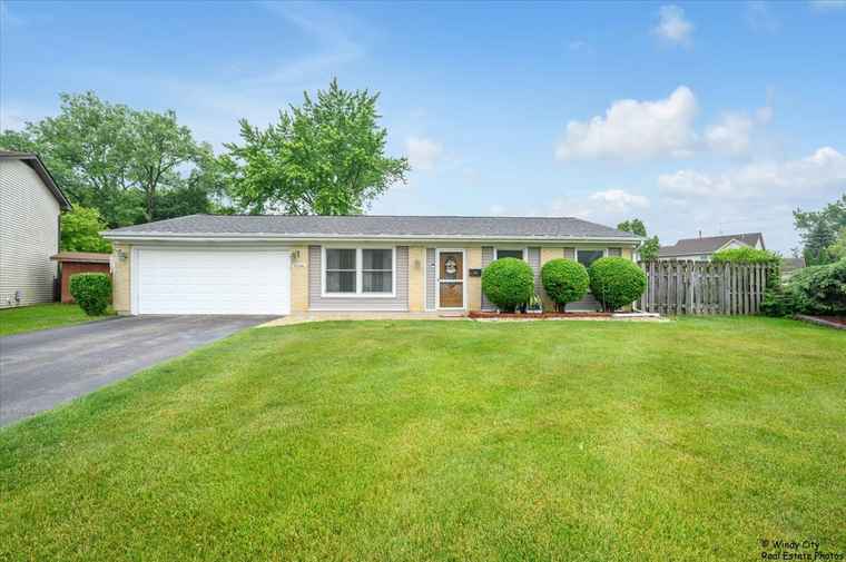 Photo of 8246 N Applewood Ct Hanover Park, IL 60133