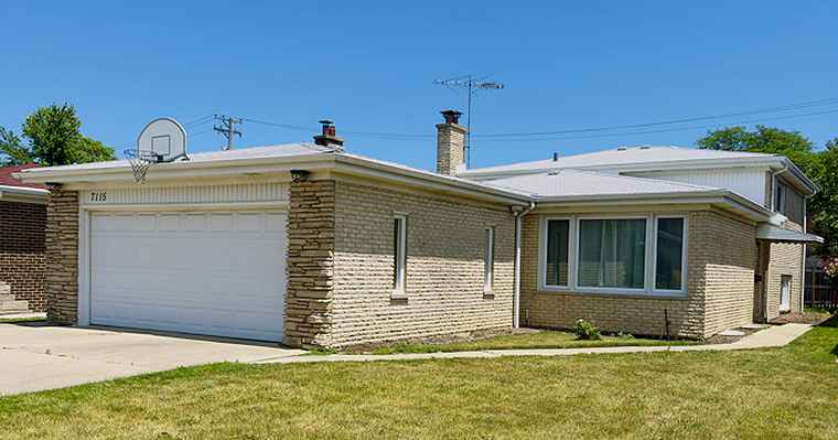 Photo of 7115 N Hamlin Ave Lincolnwood, IL 60712
