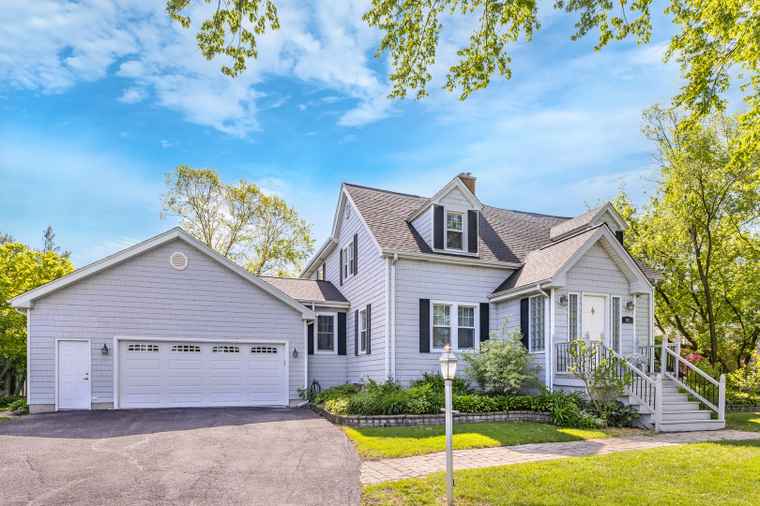 Photo of 401 Greenwood Rd Glenview, IL 60025