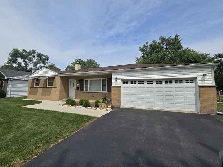 Photo of 6325 Barrett St Downers Grove, IL 60516