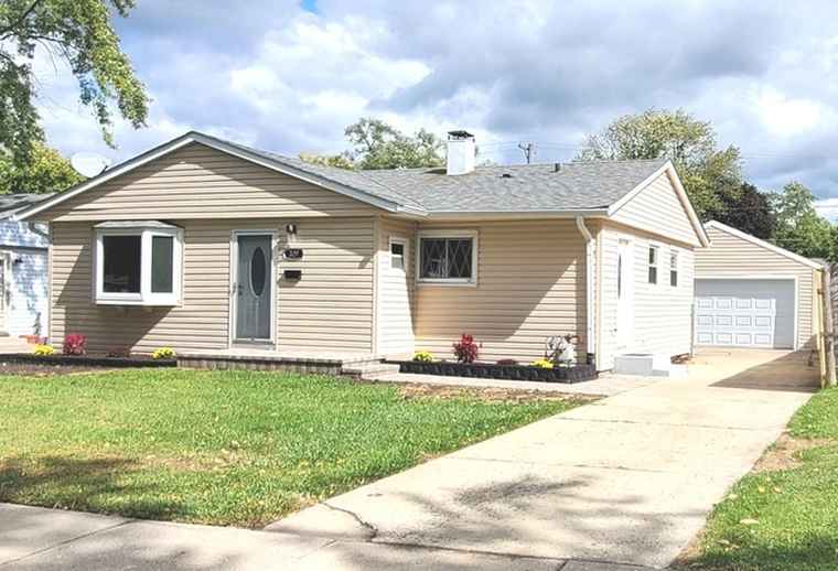 Photo of 329 Fletcher Dr Wheeling, IL 60090