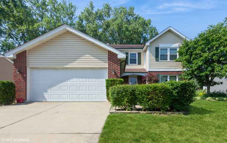 Photo of 145 Rumsey Pl Westmont, IL 60559