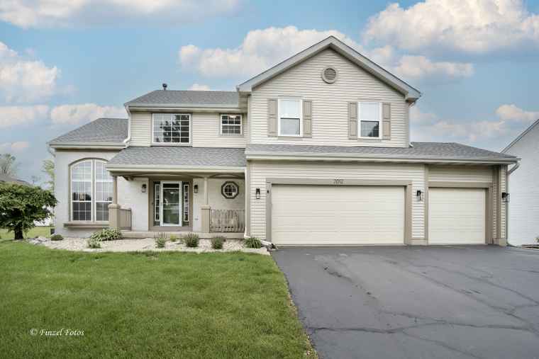 Photo of 2012 Spring Creek Ln McHenry, IL 60050