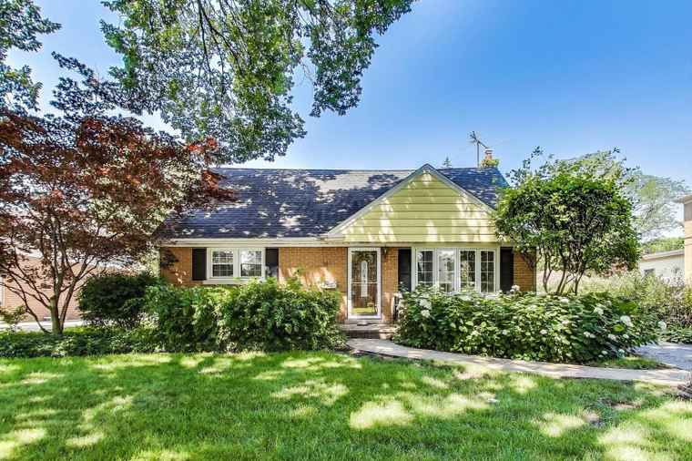 Photo of 210 N Russel St Mount Prospect, IL 60056