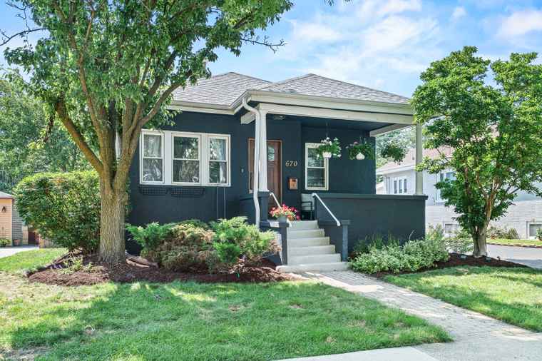 Photo of 670 S Parkside Ave Elmhurst, IL 60126