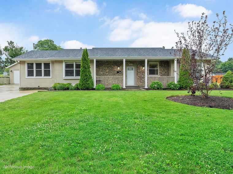 Photo of 270 Arrowhead Trl Carol Stream, IL 60188
