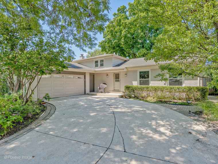 Photo of 2246 Strawberry Ln Glenview, IL 60026