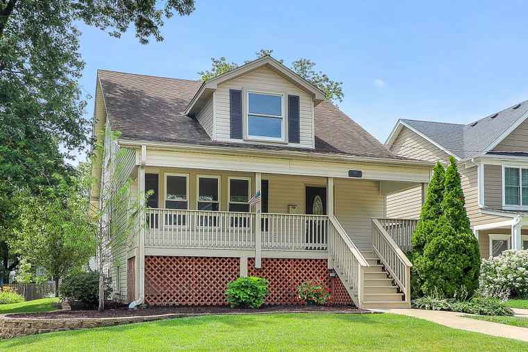 Photo of 818 E Indiana St Wheaton, IL 60187