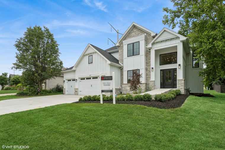 Photo of 877 Wescott Rd Bolingbrook, IL 60440