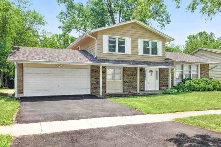 Photo of 411 Liberty Dr Bolingbrook, IL 60440