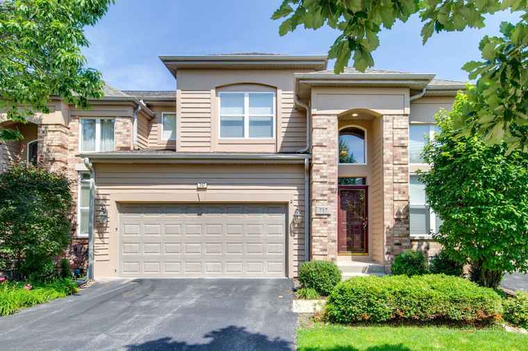 Photo of 717 Sarah Ln Northbrook, IL 60062