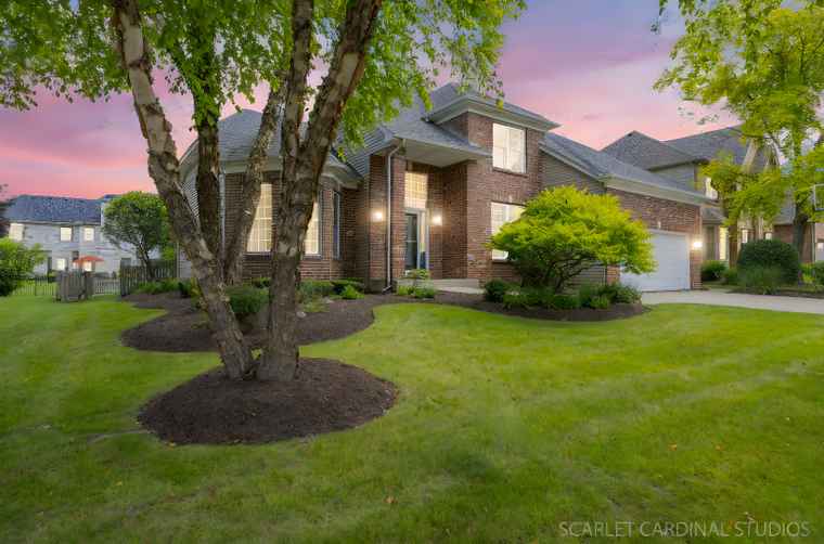 Photo of 805 W Thornwood Dr South Elgin, IL 60177