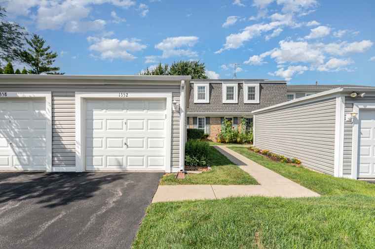 Photo of 1352 Oxford Cir Roselle, IL 60172