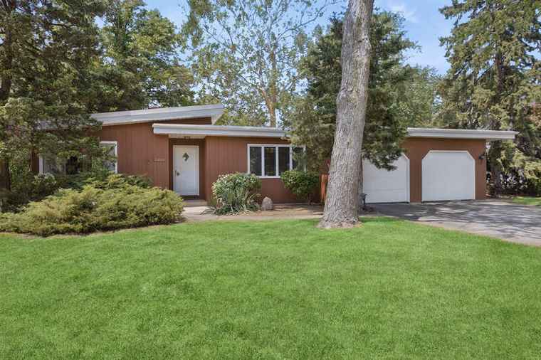 Photo of 7370 Forest Hill Rd Burr Ridge, IL 60527