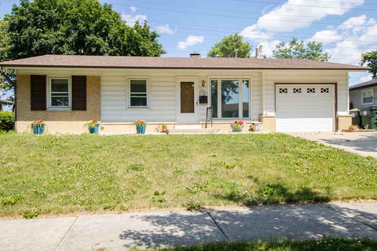 Photo of 1031 Maple Ln Elk Grove Village, IL 60007