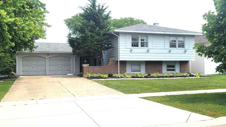 Photo of 1360 Devonshire Ln Hoffman Estates, IL 60169