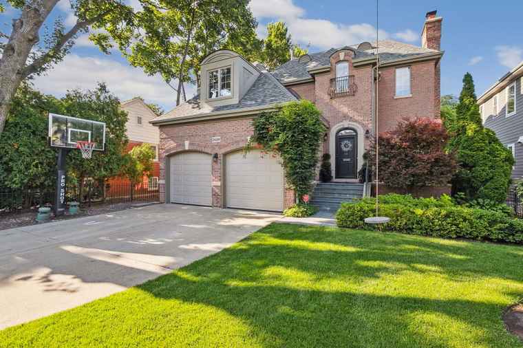 Photo of 2436 Thornwood Ave Wilmette, IL 60091