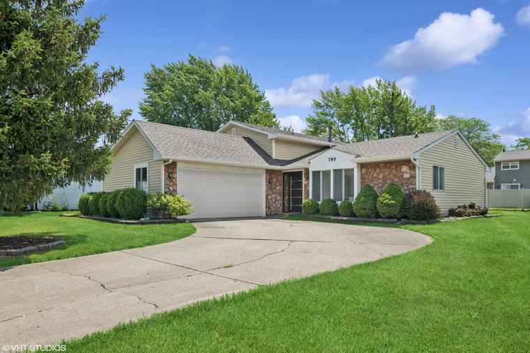 Photo of 795 Hunter Dr Roselle, IL 60172