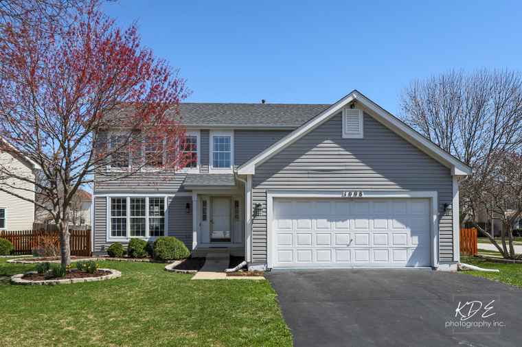 Photo of 1008 Lakewood Cir Naperville, IL 60540