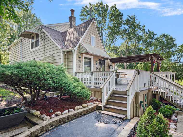 Photo of 385 E Irving Park Rd Streamwood, IL 60107