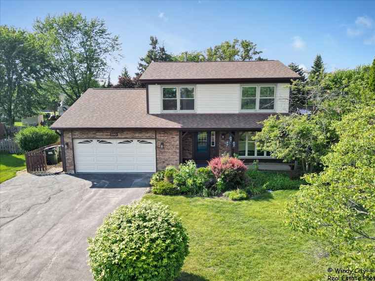 Photo of 590 Woodcrest Ct Carol Stream, IL 60188