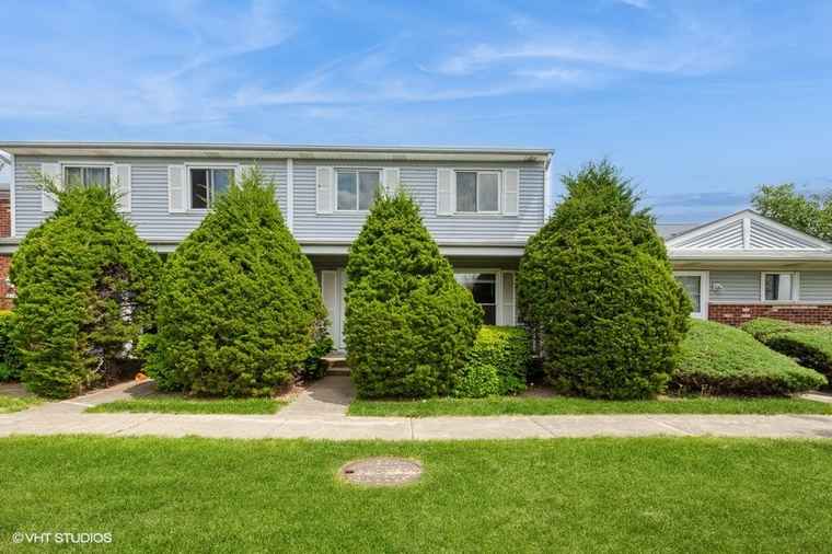 Photo of 412 Greentree Ln Bolingbrook, IL 60440