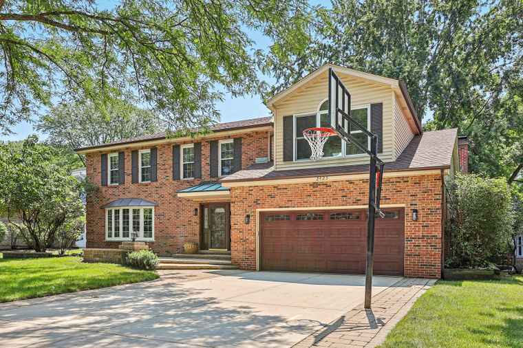 Photo of 2425 Tanglewood Dr Lisle, IL 60532