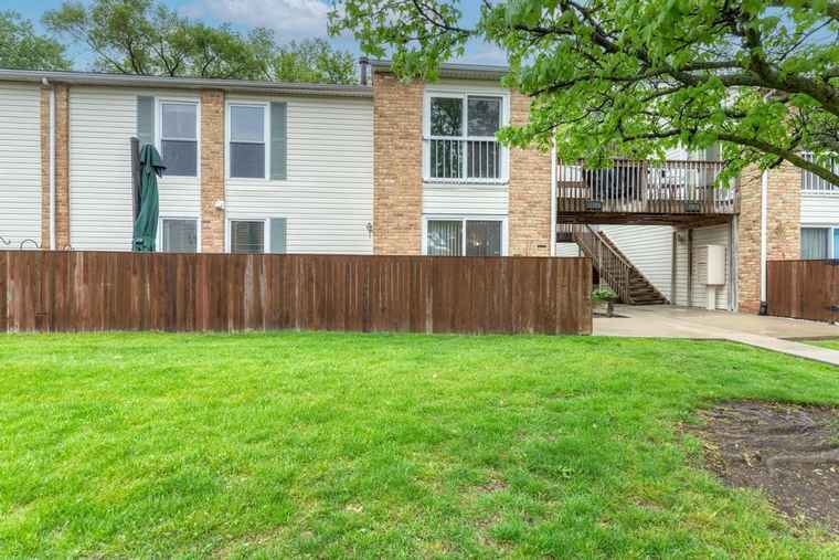 Photo of 1970 Kenilworth Cir Unit C Hoffman Estates, IL 60169