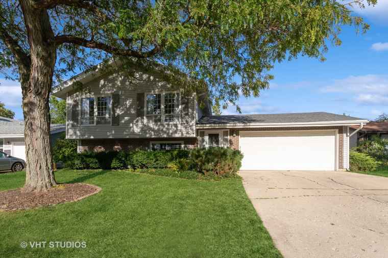 Photo of 208 Flagstaff Dr Bolingbrook, IL 60440