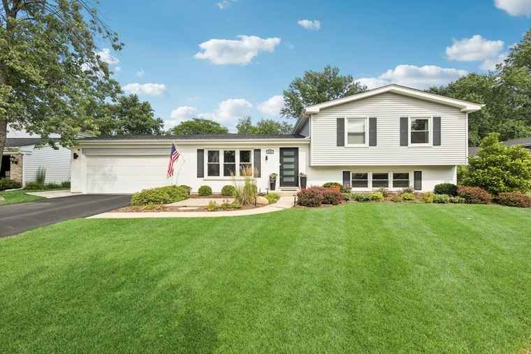 Photo of 4031 Roslyn Rd Downers Grove, IL 60515