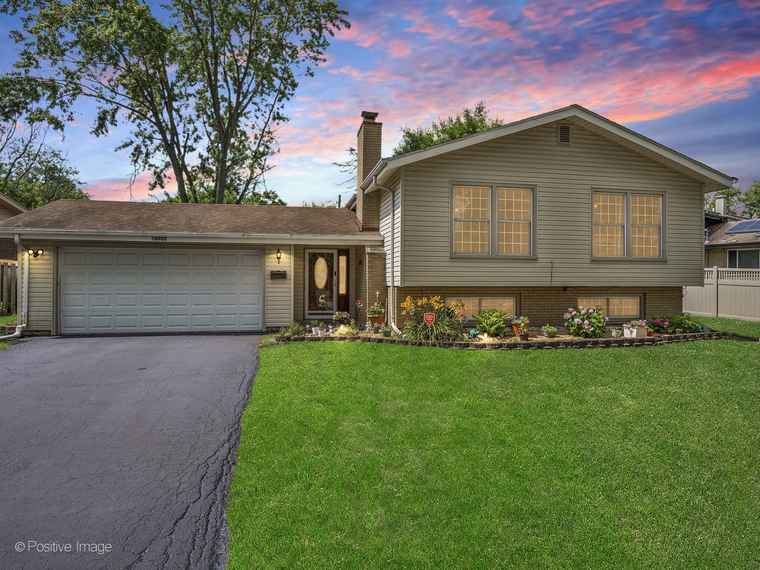 Photo of 18902 Jonathan Ln Homewood, IL 60430