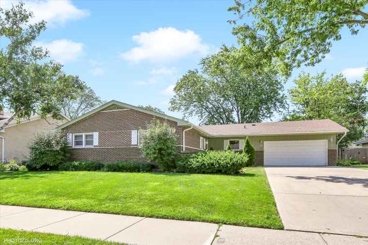 Photo of 963 Garden Ln Wheeling, IL 60090