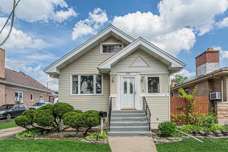 Photo of 2225 N 76th Ct Elmwood Park, IL 60707