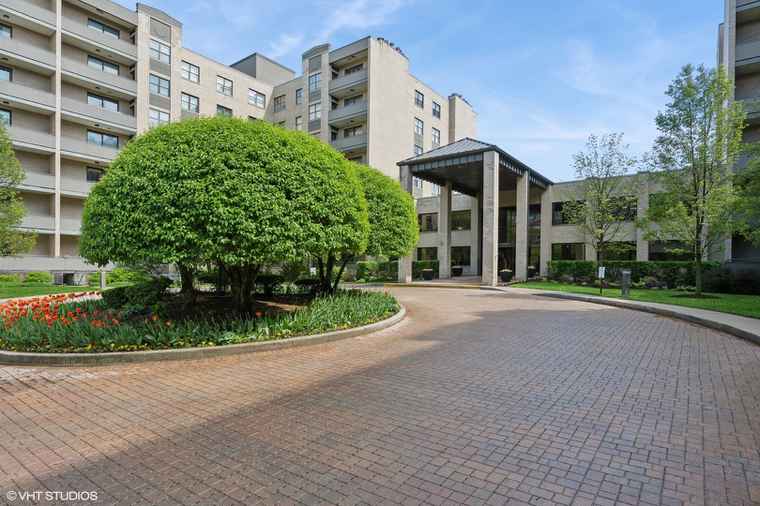 Photo of 4545 W Touhy Ave Unit 704E Lincolnwood, IL 60712