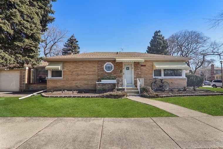 Photo of 7435 Le Claire Ave Skokie, IL 60077