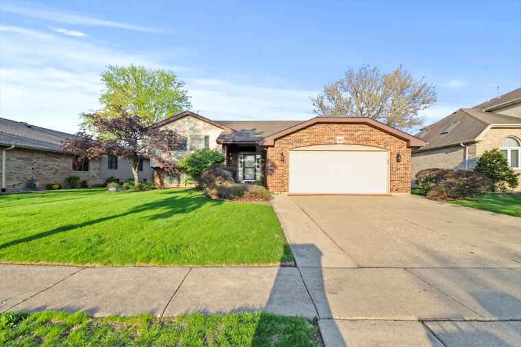 Photo of 871 Woodcrest Ln Lemont, IL 60439