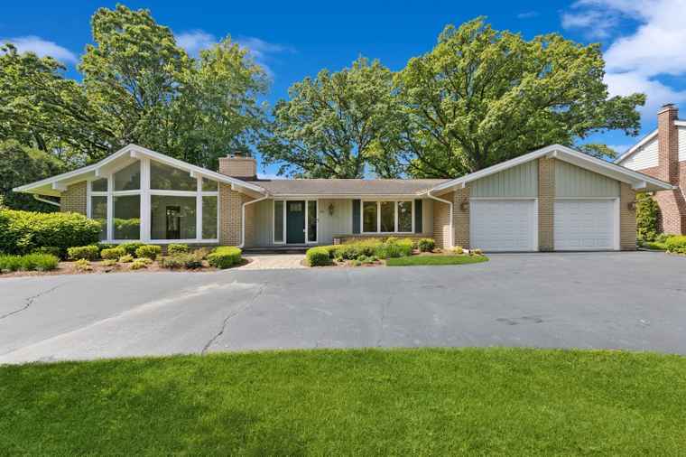 Photo of 36 Mockingbird Ln Oak Brook, IL 60523