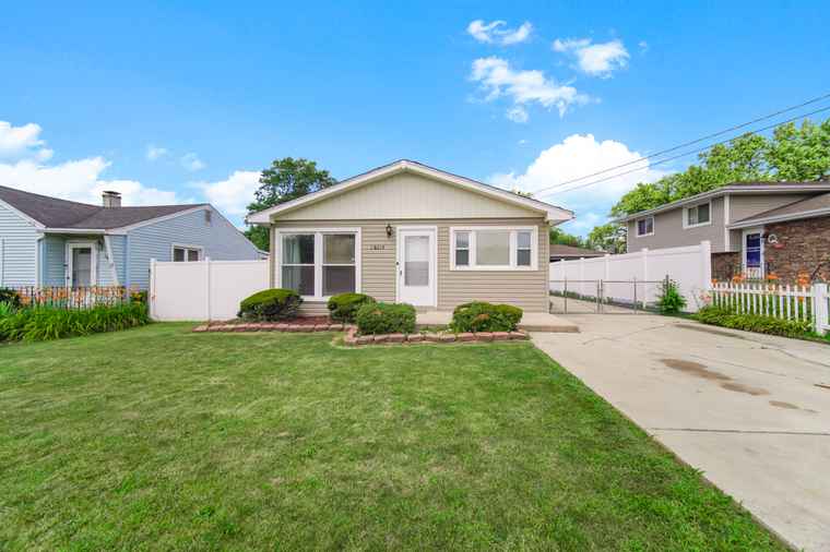 Photo of 16014 Laramie Ave Oak Forest, IL 60452