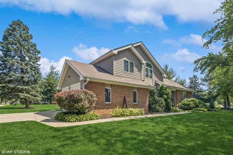 Photo of 321 Blackhawk Dr Westmont, IL 60559