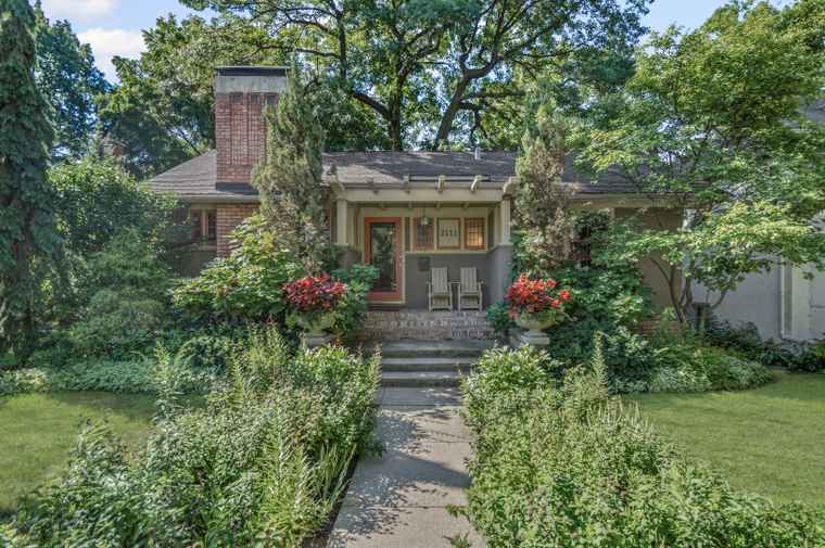 Photo of 2111 W Greenleaf Ave Chicago, IL 60645