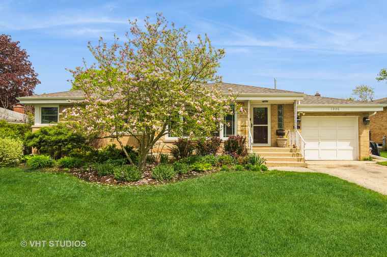 Photo of 1226 W Sunset Ter Arlington Heights, IL 60005