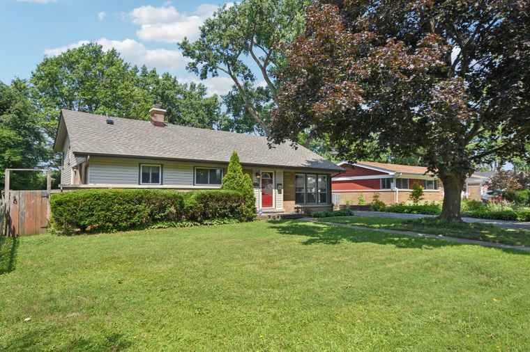 Photo of 816 Appletree Ln Deerfield, IL 60015