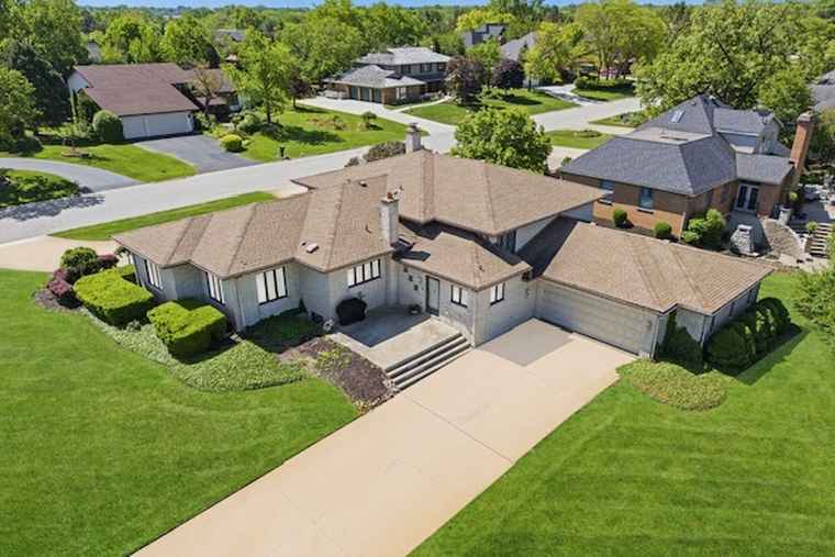 Photo of 2 Hamilton Ln Oak Brook, IL 60523