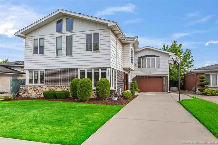 Photo of 4616 W 105th Pl Oak Lawn, IL 60453